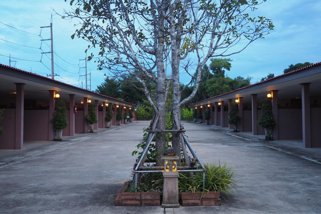 Rimmueng Resort Phanom Sarakham Exterior photo
