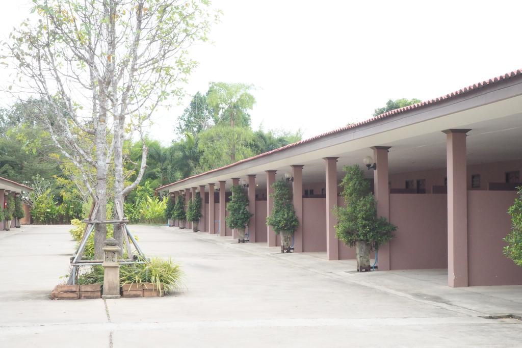 Rimmueng Resort Phanom Sarakham Exterior photo